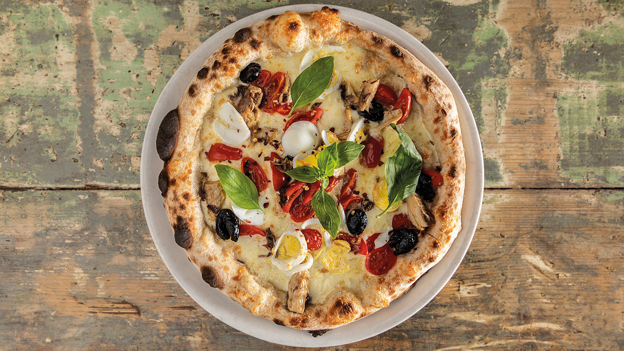 Pizza_Fina-condita-con-filetti- integri-di-sgombro-“Sebastiano-Drago”-di-Siracusa,-uova-sode-bi ologiche-da-galline-allevate.jpg